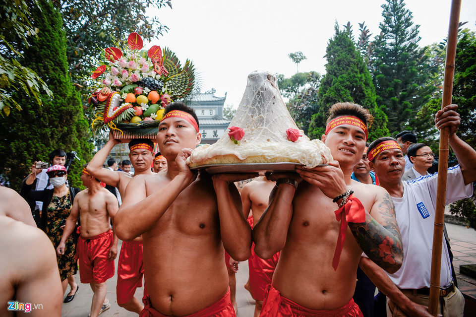 Trai tráng Hà thành ở trần ngồi thi kéo co